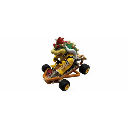 Bowser aus Mario Kart fährt ein gelbes Gokart mit schwarzen Reifen vor weißem Hintergrund.