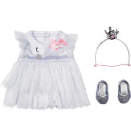 Glitzerndes silbernes Kleid mit passenden Schuhen und Tiara-Stirnband auf weißem Hintergrund.