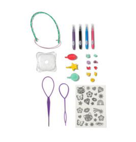 Bastelset für Kinder mit Stiften, Perlen, Haarband, Styling-Tools und Stickern ordentlich arrangiert.