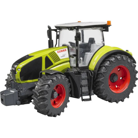 Grüner und schwarzer Claas Axion Spielzeugtraktor mit roten Rädern vor weißem Hintergrund.