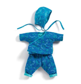 Blaues Puppenset mit Blumenmuster: Haube, Wickeloberteil und Hose auf weißem Hintergrund.