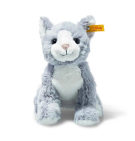 Graues und weißes Plüschkatzen-Stofftier mit sanftem Lächeln und gelbem Anhänger am Ohr.