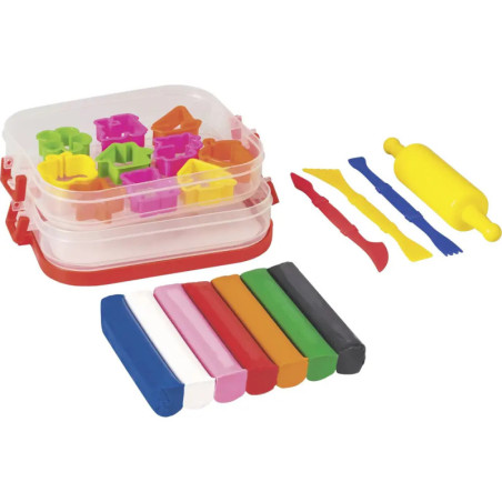 Bunte Knetstangen, Kunststoffwerkzeuge, Ausstechformen und Nudelholz in einer transparenten Aufbewahrungsbox.