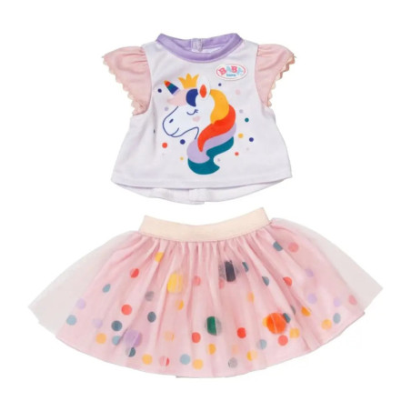 Buntes Unicorn-Top und rosafarbener Tüllrock mit Punkten für eine Puppe, präsentiert vor weißem Hintergrund. Buntes Unicorn-Top und rosafarbener Tüllrock mit Punkten für eine Puppe, präsentiert vor weißem Hintergrund.
