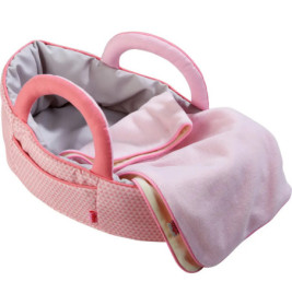 Rosa-grauer Spielzeug-Babytragekorb mit Griffen und weicher, rosa Decke innen.