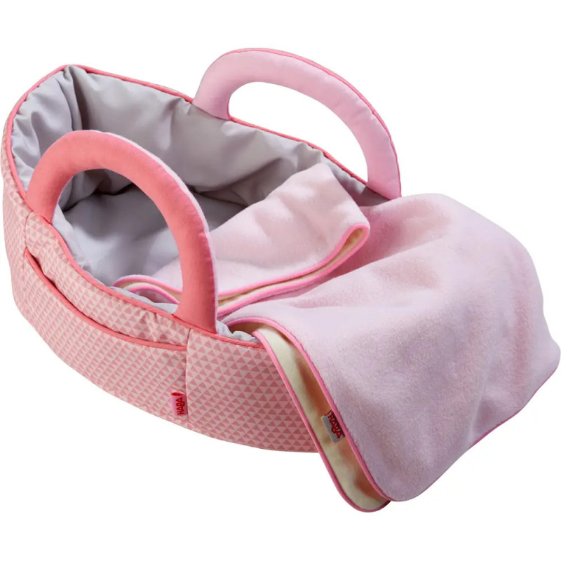 Rosa-grauer Spielzeug-Babytragekorb mit Griffen und weicher, rosa Decke innen. Rosa-grauer Spielzeug-Babytragekorb mit Griffen und weicher, rosa Decke innen.