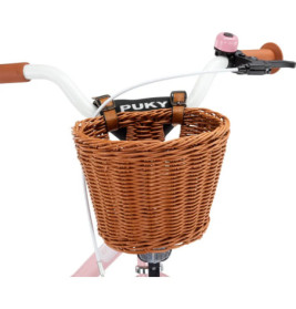 Kinderfahrrad von vorn mit braunem Korb am Lenker.