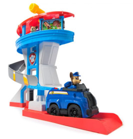 Paw Patrol Spielzeugturm mit Rutsche und blauem Polizeiauto, das von einem Hund gefahren wird.