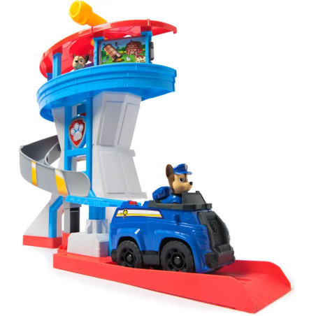 Paw Patrol Spielzeugturm mit Rutsche und blauem Polizeiauto, das von einem Hund gefahren wird.
