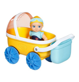 Eine kleine Puppe mit Brille sitzt in einem gelben Puppenwagen mit blauen Rädern und Korb.