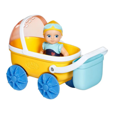 Eine kleine Puppe mit Brille sitzt in einem gelben Puppenwagen mit blauen Rädern und Korb. Eine kleine Puppe mit Brille sitzt in einem gelben Puppenwagen mit blauen Rädern und Korb.