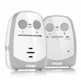 Zwei weiß-graue reer-Babyphone mit Bedienknöpfen stehen nebeneinander.
