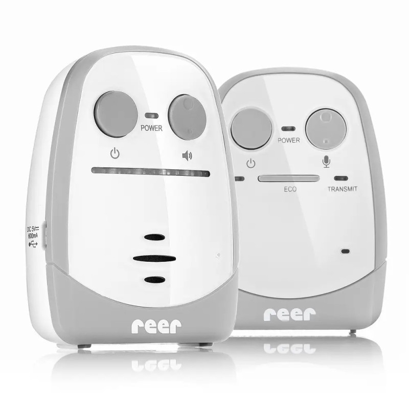 Zwei weiß-graue reer-Babyphone mit Bedienknöpfen stehen nebeneinander. Zwei weiß-graue reer-Babyphone mit Bedienknöpfen stehen nebeneinander.