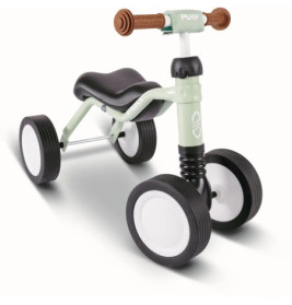 Kleines Kinderfahrrad mit vier Rädern, schwarzem Sitz, grünem Rahmen und braunen Griffen.