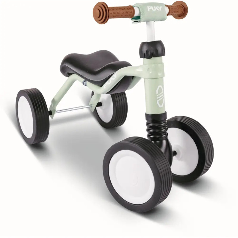 Kleines Kinderfahrrad mit vier Rädern, schwarzem Sitz, grünem Rahmen und braunen Griffen. Kleines Kinderfahrrad mit vier Rädern, schwarzem Sitz, grünem Rahmen und braunen Griffen.