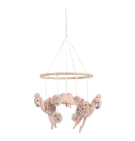 Babymobil mit rosa Plüsch-Flamingos und Pompons, hängend an einem Holzring.