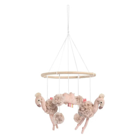 Babymobil mit rosa Plüsch-Flamingos und Pompons, hängend an einem Holzring.