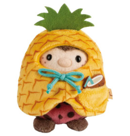 Plüschpuppe im gelben Ananaskostüm mit grünem Filzhut und blauem Band um den Hals.