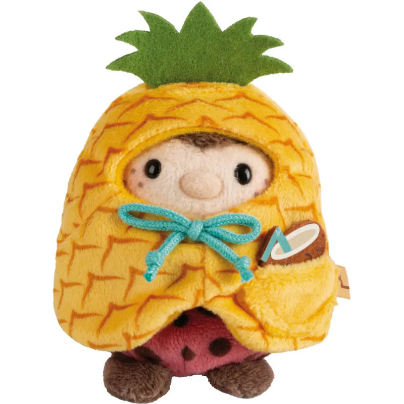 Plüschpuppe im gelben Ananaskostüm mit grünem Filzhut und blauem Band um den Hals.