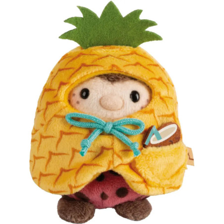 Plüschpuppe im gelben Ananaskostüm mit grünem Filzhut und blauem Band um den Hals.