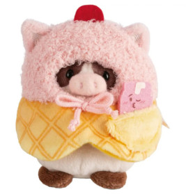 Ein Plüschschwein mit rosa Kapuze und gelber Decke hält ein kleines, rosafarbenes Plüschtier.