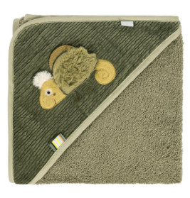 Olivgrünes Kapuzen-Babyhandtuch mit gestickter Schnecke und gestreiftem Etikett am Rand.
