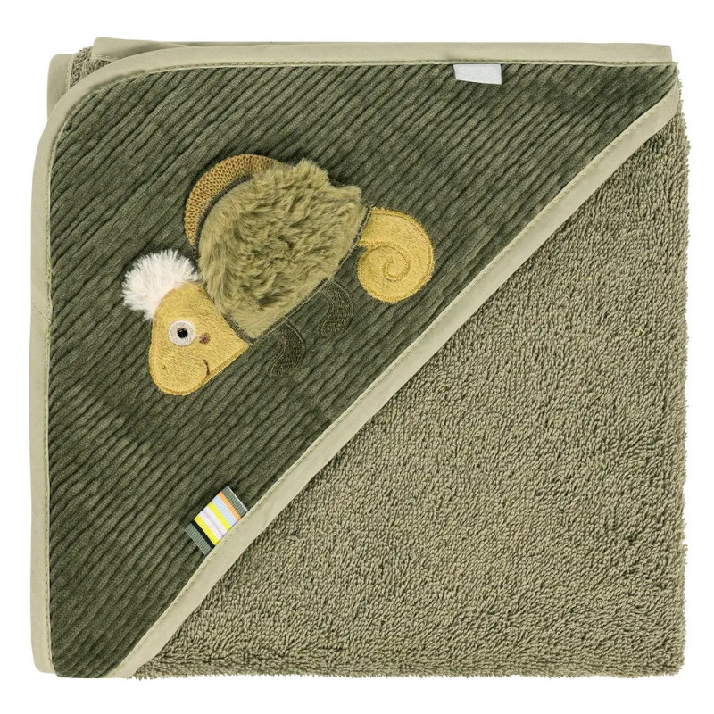 Olivgrünes Kapuzen-Babyhandtuch mit gestickter Schnecke und gestreiftem Etikett am Rand. Olivgrünes Kapuzen-Babyhandtuch mit gestickter Schnecke und gestreiftem Etikett am Rand.