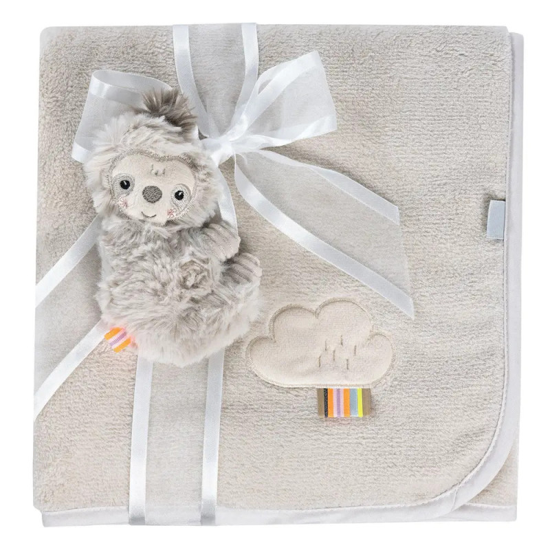 Gefaltete beige Babydecke mit weißem Band, Plüschfaultier und Wolkenapplikation samt Regenbogenanhänger. Gefaltete beige Babydecke mit weißem Band, Plüschfaultier und Wolkenapplikation samt Regenbogenanhänger.