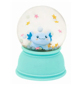 Eine blaue Axolotl-Figur steht in einer pastellfarbenen Schneekugel mit Sternen und Blasendekor.