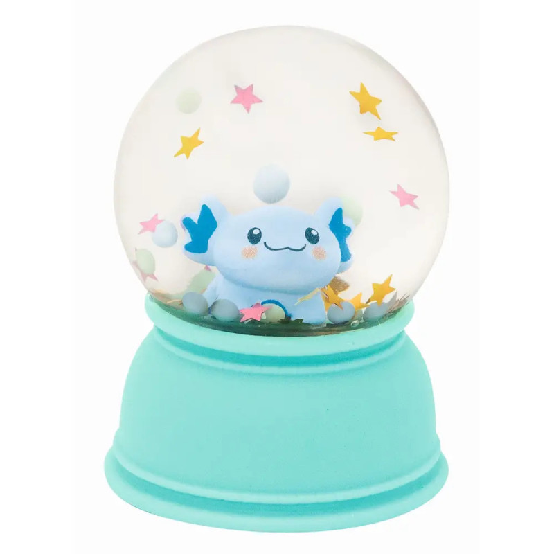 Eine blaue Axolotl-Figur steht in einer pastellfarbenen Schneekugel mit Sternen und Blasendekor.