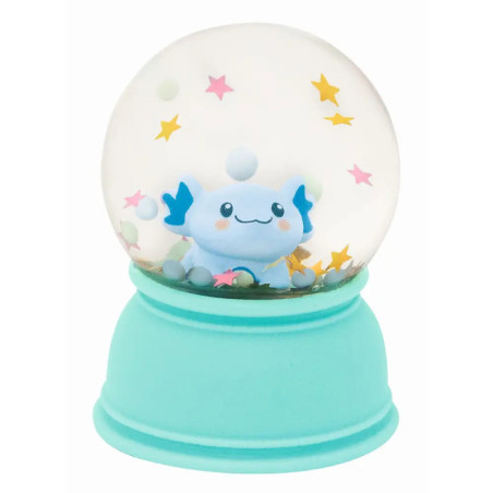 Eine blaue Axolotl-Figur steht in einer pastellfarbenen Schneekugel mit Sternen und Blasendekor.