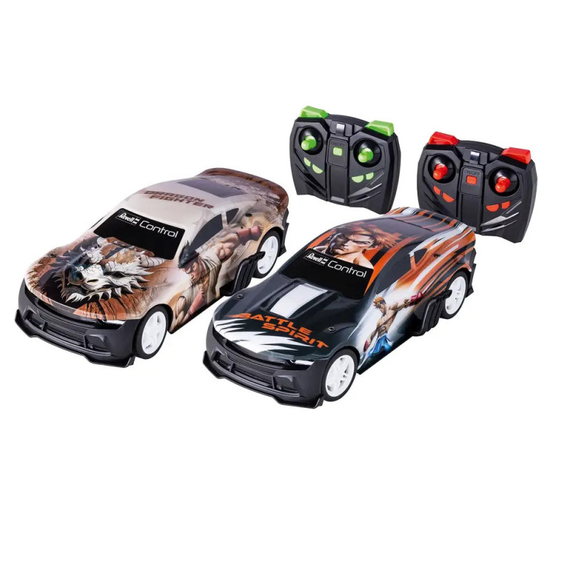 Zwei ferngesteuerte Spielzeugautos mit buntem Design und passenden schwarzen Controllern. Zwei ferngesteuerte Spielzeugautos mit buntem Design und passenden schwarzen Controllern.