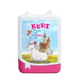 Ein mürrisches Einhorn sitzt vor einem Schloss, darüber fliegt ein Huhn vor blauem Himmel.