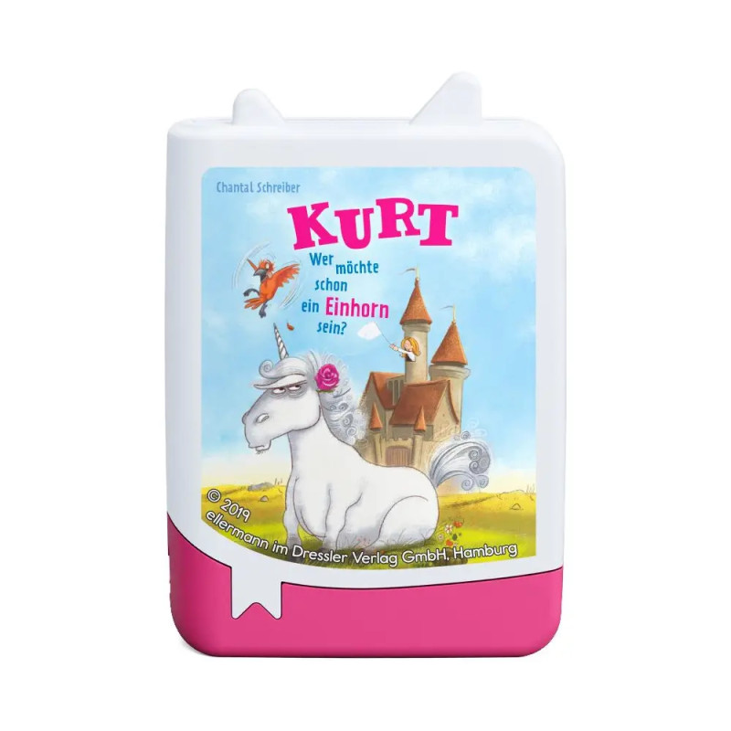 Ein mürrisches Einhorn sitzt vor einem Schloss, darüber fliegt ein Huhn vor blauem Himmel.