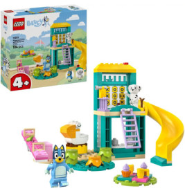 LEGO Bluey Set mit Spielplatz, zwei Bluey Figuren und gelber Rutsche, Box im Hintergrund.