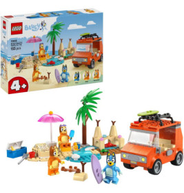 LEGO Bluey Strand-Set mit Figuren, orangem Auto, Palme, Sand und Verpackung im Hintergrund.