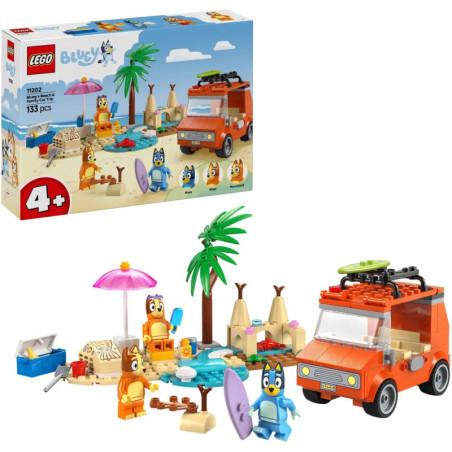 LEGO Bluey Strand-Set mit Figuren, orangem Auto, Palme, Sand und Verpackung im Hintergrund.