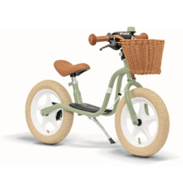 Grünes Laufrad mit weißen Rädern, braunem Ledersitz und Lenker sowie einem vorderen Weidenkorb.