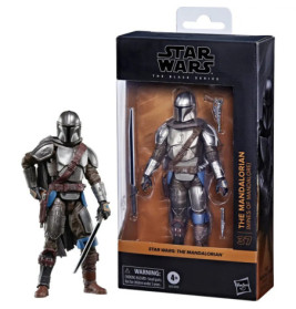 Die Mandalorian-Figur steht neben ihrer Verpackung aus der Star Wars: The Black Series.