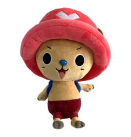 Plüschfigur von Chopper aus One Piece mit rotem Hut, weißem X und roten Shorts.