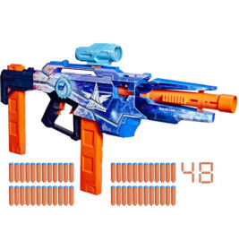 Blauer und oranger Nerf-Blaster mit 48 Schaumstoffpfeilen davor.