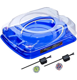Blaues, durchsichtiges Beyblade-Stadion mit zwei Startern und zwei Beyblade-Tops daneben.