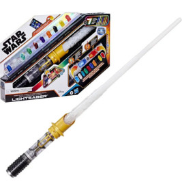 Star Wars Lichtschwert-Spielzeug mit bunten Kristallen, gelbem Griff und Verpackung im Hintergrund.