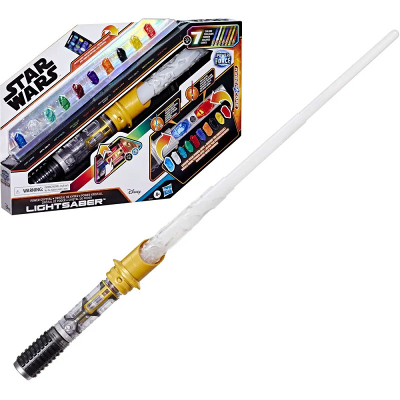 Star Wars Lichtschwert-Spielzeug mit bunten Kristallen, gelbem Griff und Verpackung im Hintergrund. Star Wars Lichtschwert-Spielzeug mit bunten Kristallen, gelbem Griff und Verpackung im Hintergrund.