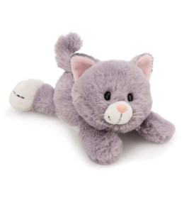 Stofftier: graue Katze mit lächelndem Gesicht, rosa Nase und weißen Details an Pfoten und Ohren.