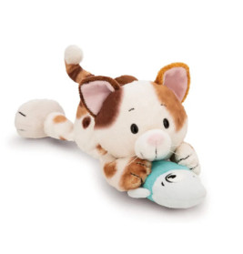 Kuschelige Katzenplüschfigur mit braunen Flecken umarmt einen blau-weißen Stofffisch.