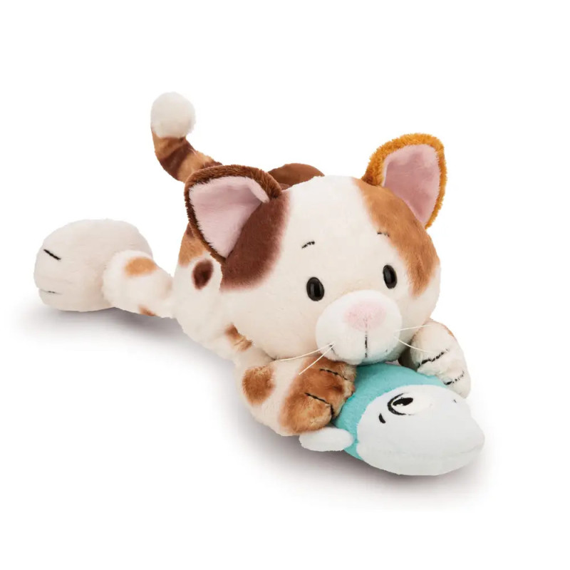 Kuschelige Katzenplüschfigur mit braunen Flecken umarmt einen blau-weißen Stofffisch.