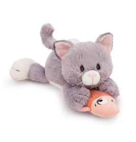 Graumeliertes Plüschkatzen-Spielzeug liegt auf dem Bauch und umarmt einen weichen, orangefarbenen Fisch.