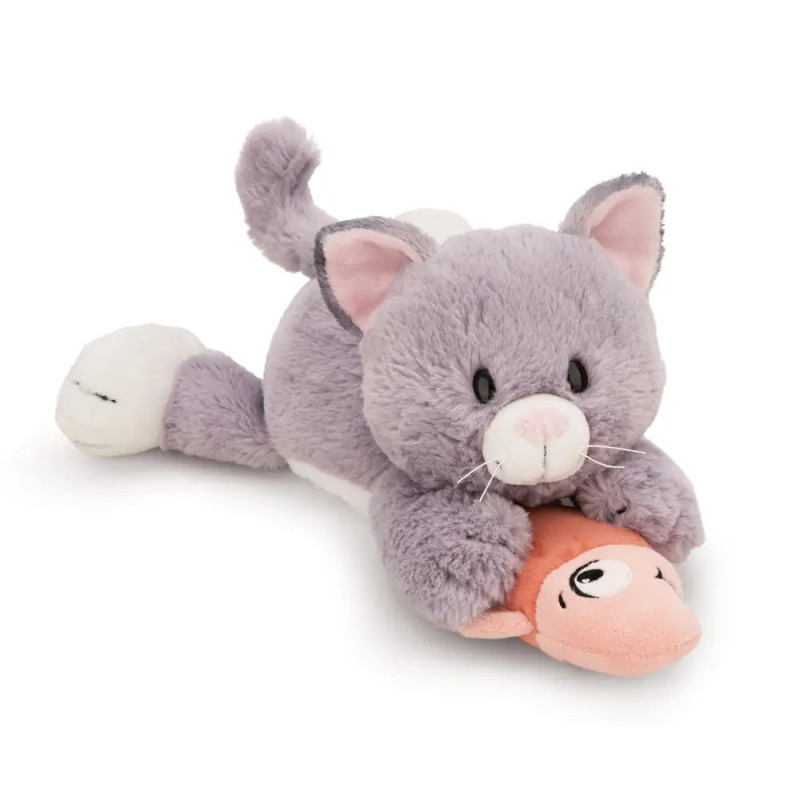 Graumeliertes Plüschkatzen-Spielzeug liegt auf dem Bauch und umarmt einen weichen, orangefarbenen Fisch.