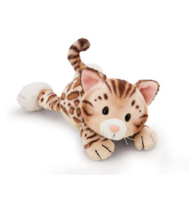 Plüschkatze mit braunen Flecken, rosa Nase und weißen Pfoten liegt auf dem Bauch, Schwanz hochgezogen.